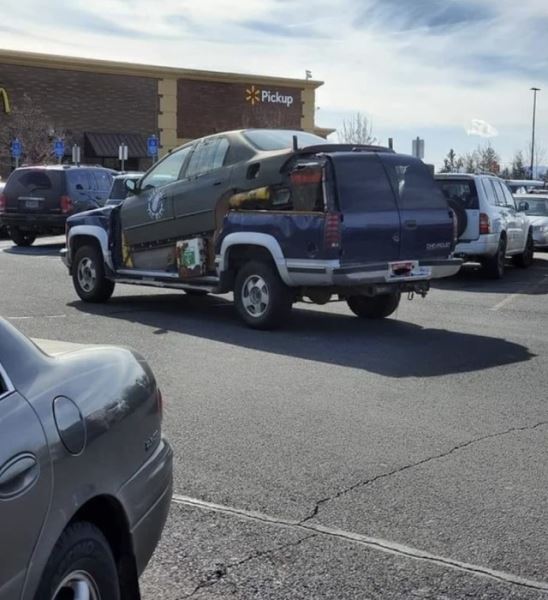 Странные и неожиданные автомобили, замеченные на парковках Walmart (21 фото)