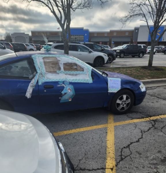 Странные и неожиданные автомобили, замеченные на парковках Walmart (21 фото)